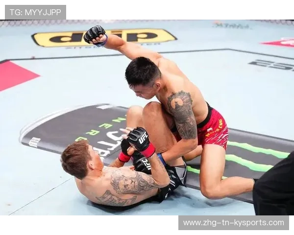 UFC泰拳膝撞正中腹部，对手痛苦倒地